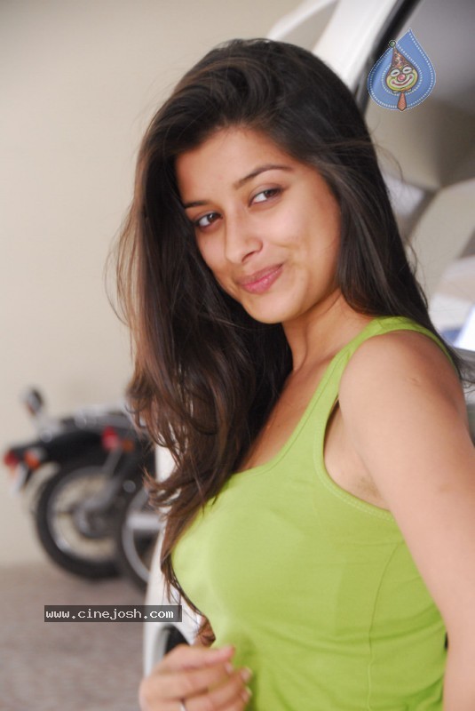 Madhurima New Stills - 26 / 170 photos