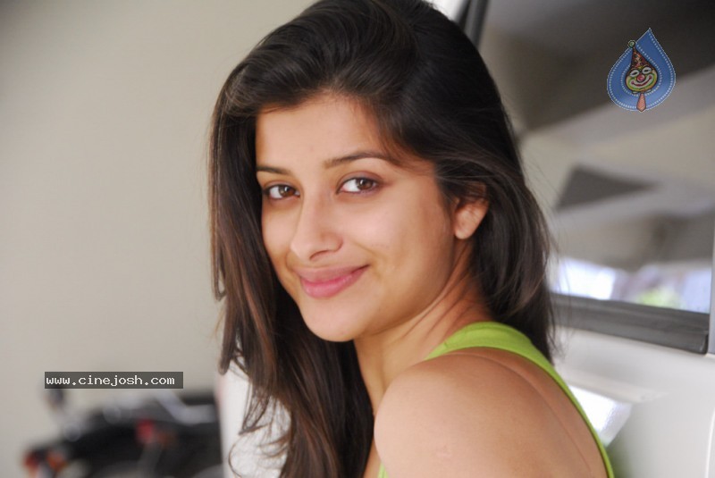 Madhurima New Stills - 32 / 170 photos