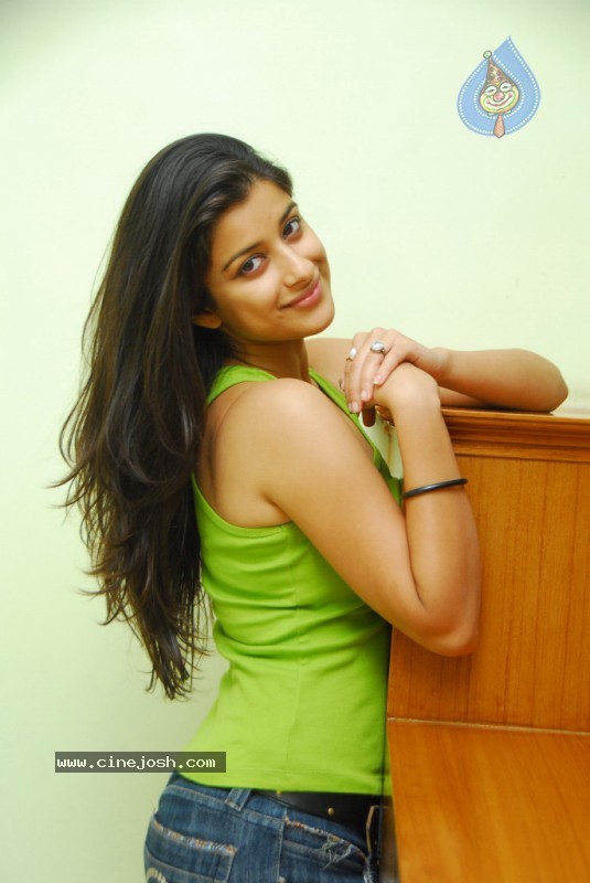 Madhurima New Stills - 43 / 170 photos