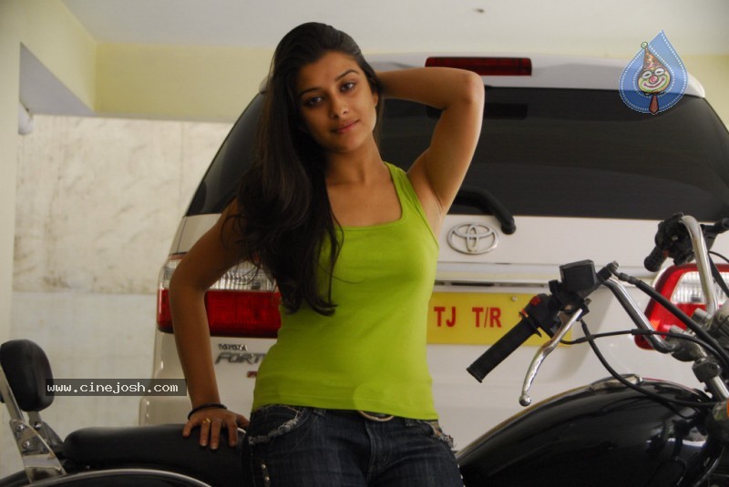 Madhurima New Stills - 107 / 170 photos