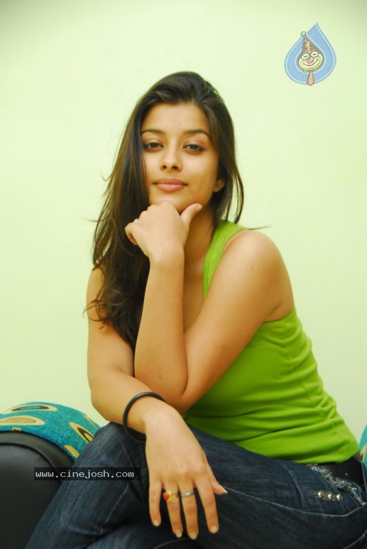 Madhurima New Stills - 138 / 170 photos