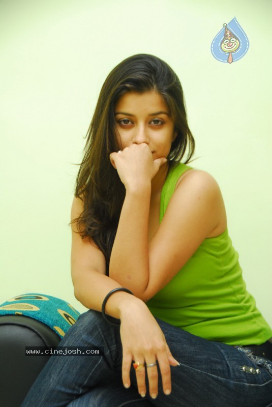 Madhurima New Stills - 146 / 170 photos