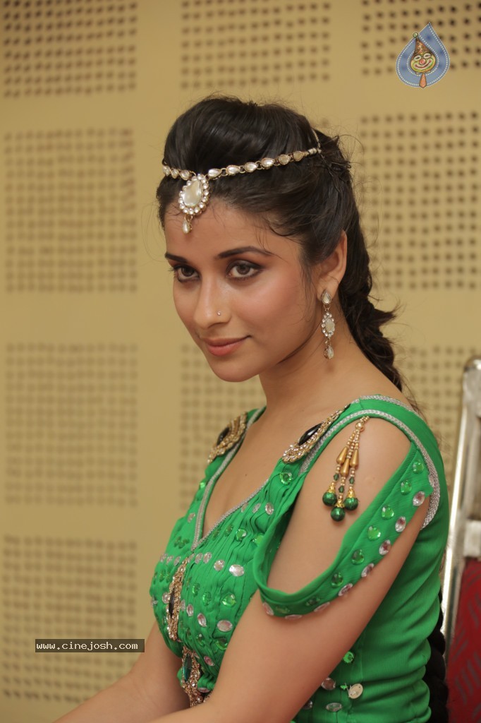 Madhurima New Stills - 6 / 68 photos