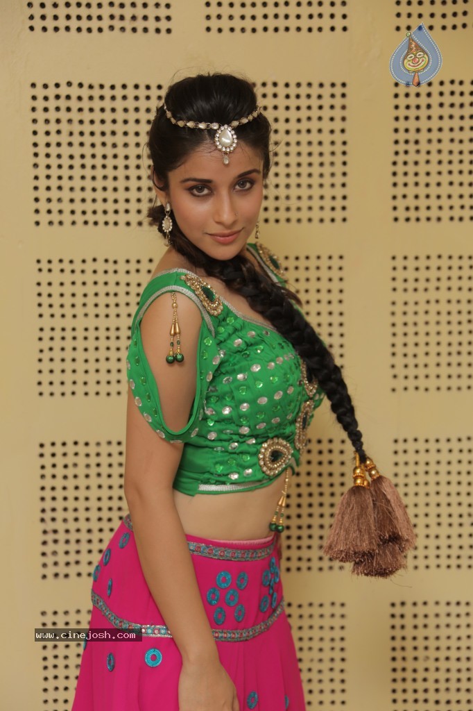 Madhurima New Stills - 14 / 68 photos