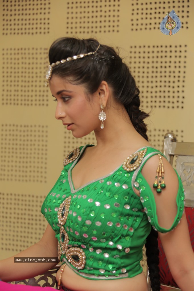 Madhurima New Stills - 25 / 68 photos