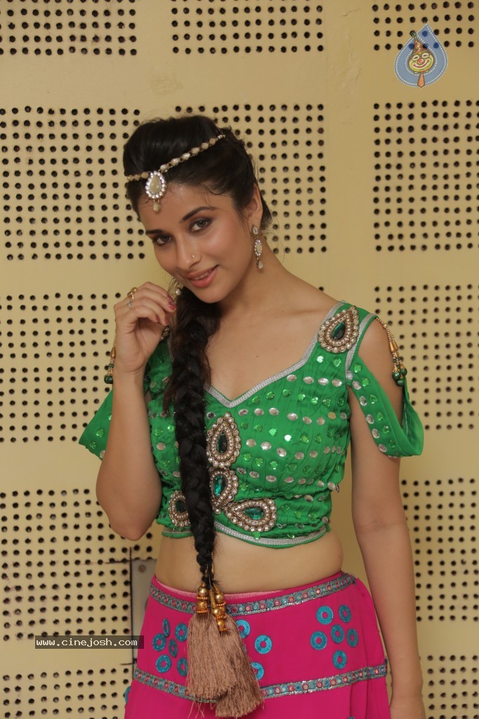 Madhurima New Stills - 35 / 68 photos