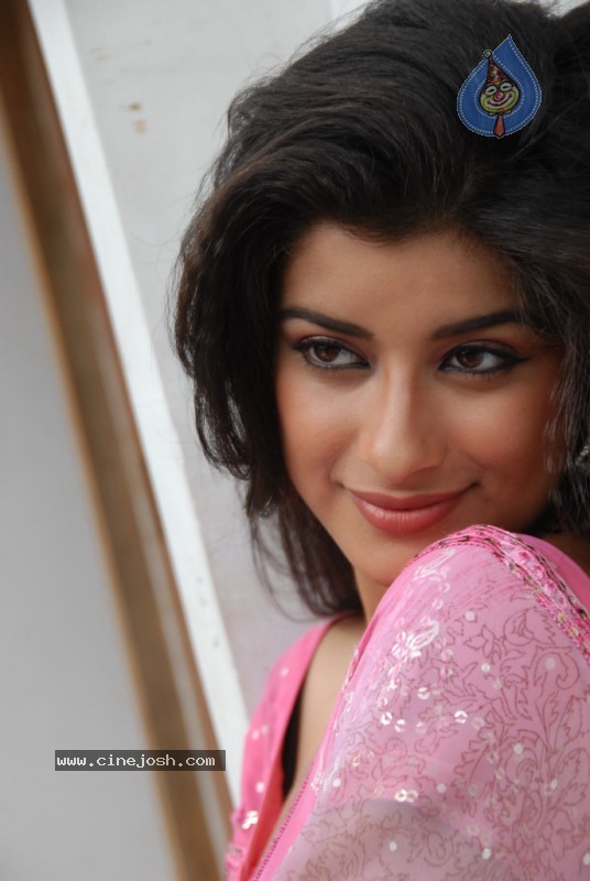 Madhurima Photo Gallery - 18 / 73 photos