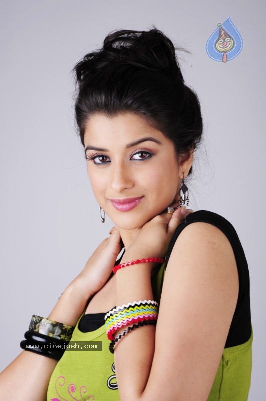 Madhurima Photo Stills - 16 / 27 photos