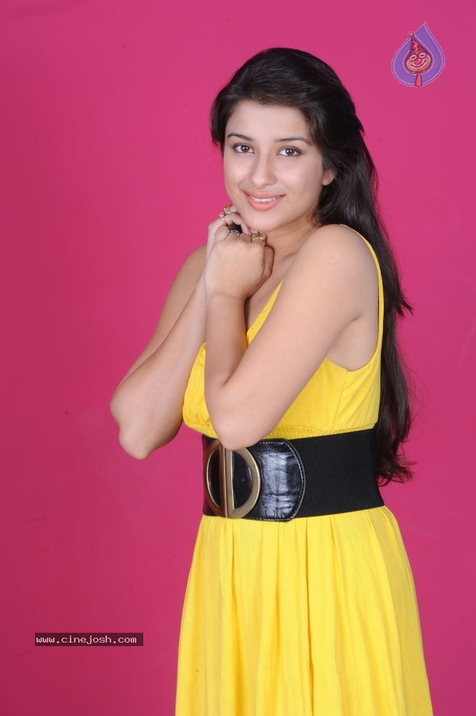 Madhurima Photos - 45 / 102 photos