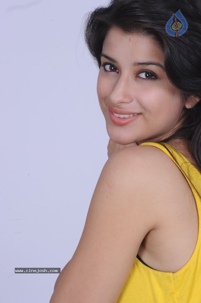 Madhurima Photos - 48 / 102 photos