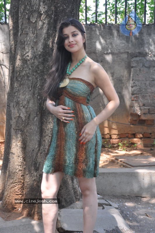 Madhurima Stills - 6 / 50 photos