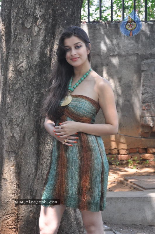 Madhurima Stills - 23 / 50 photos