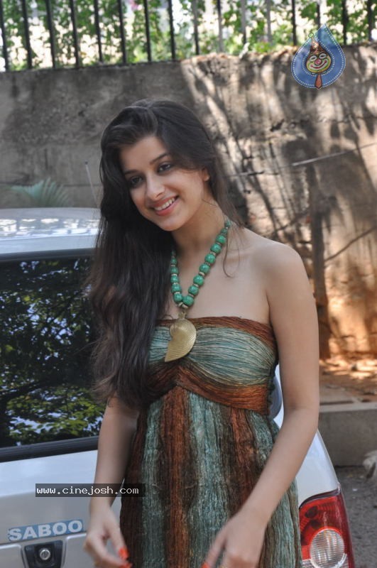 Madhurima Stills - 25 / 50 photos