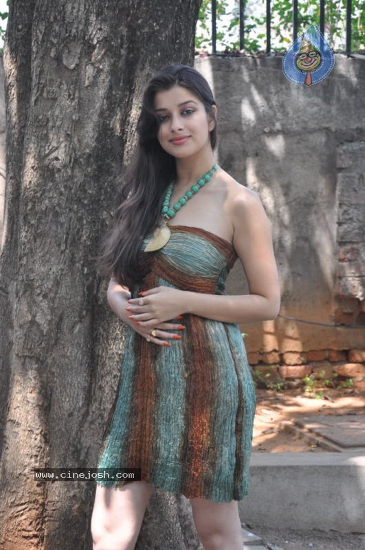 Madhurima Stills - 35 / 50 photos