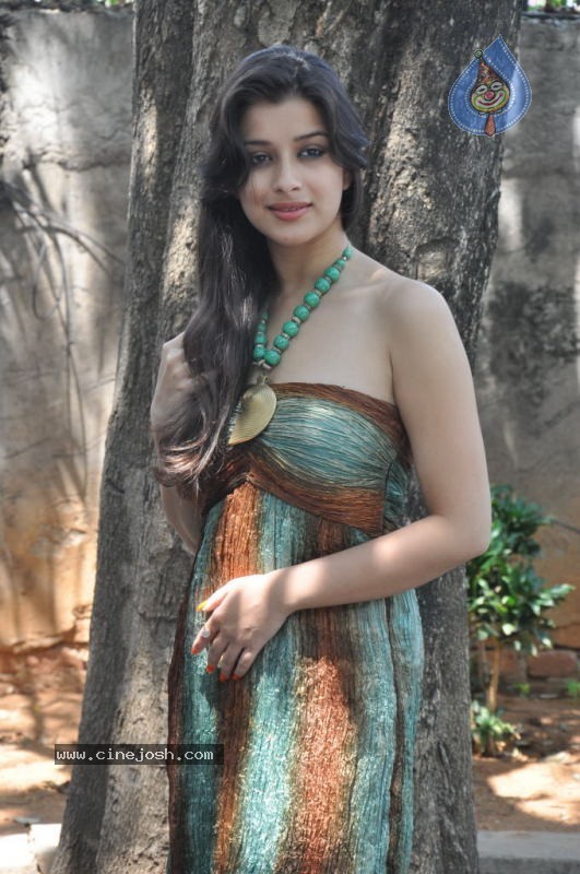 Madhurima Stills - 37 / 50 photos