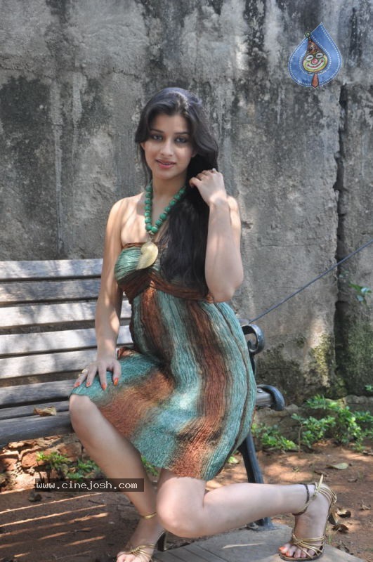 Madhurima Stills - 46 / 50 photos