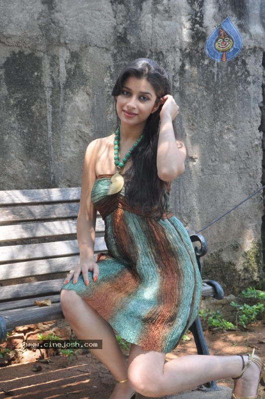 Madhurima Stills - 49 / 50 photos