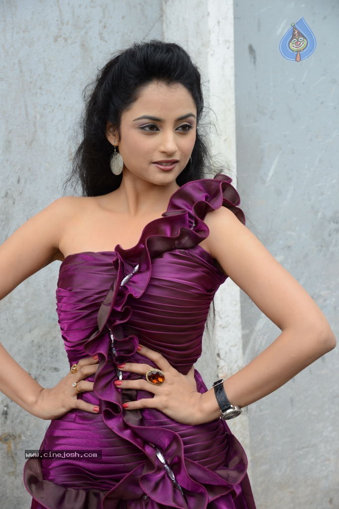 Madirakshi New Stills - 15 / 37 photos