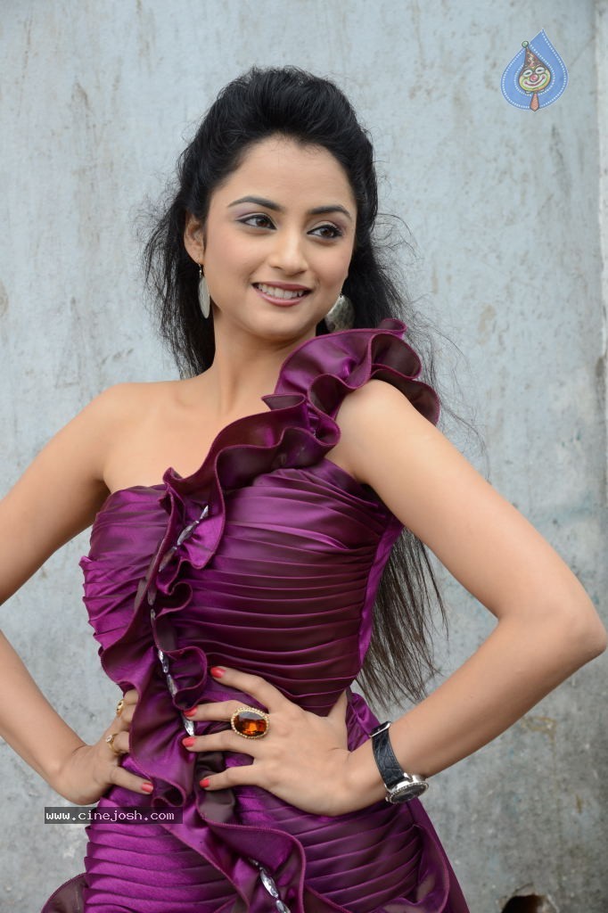 Madirakshi New Stills - 22 / 37 photos