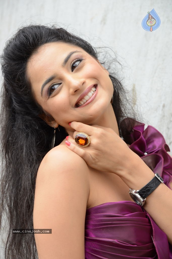 Madirakshi New Stills - 26 / 37 photos