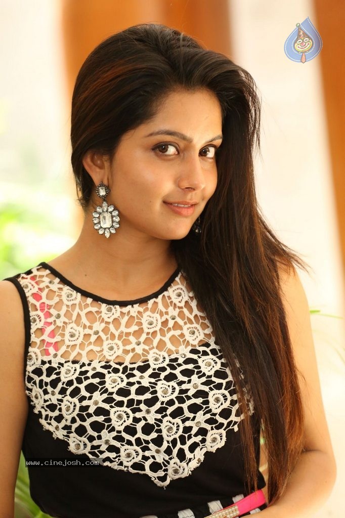 Mahima Nambiar Gallery - 50 / 106 photos