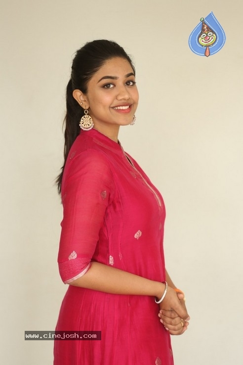 Malavika Satheesan Pics - 10 / 21 photos