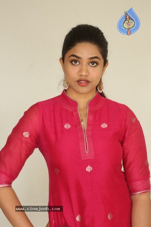 Malavika Satheesan Pics - 11 / 21 photos