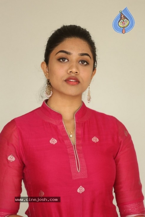 Malavika Satheesan Pics - 13 / 21 photos