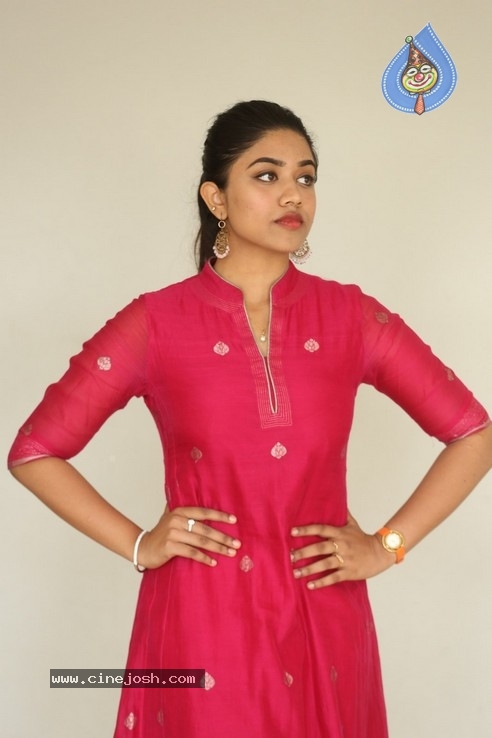 Malavika Satheesan Pics - 14 / 21 photos