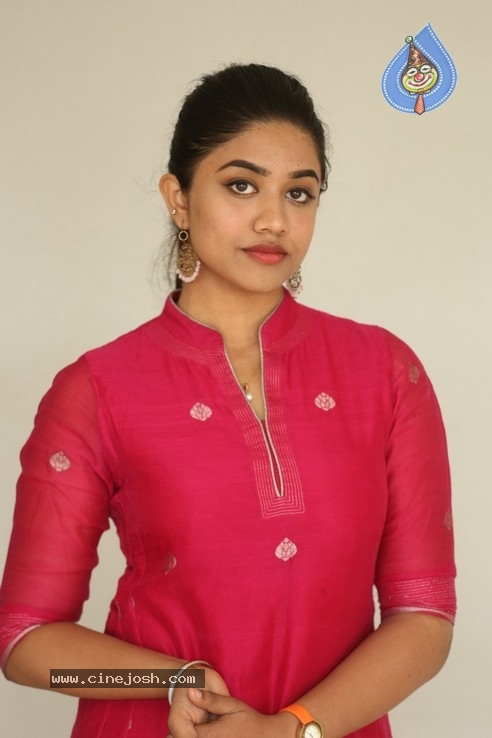 Malavika Satheesan Pics - 15 / 21 photos