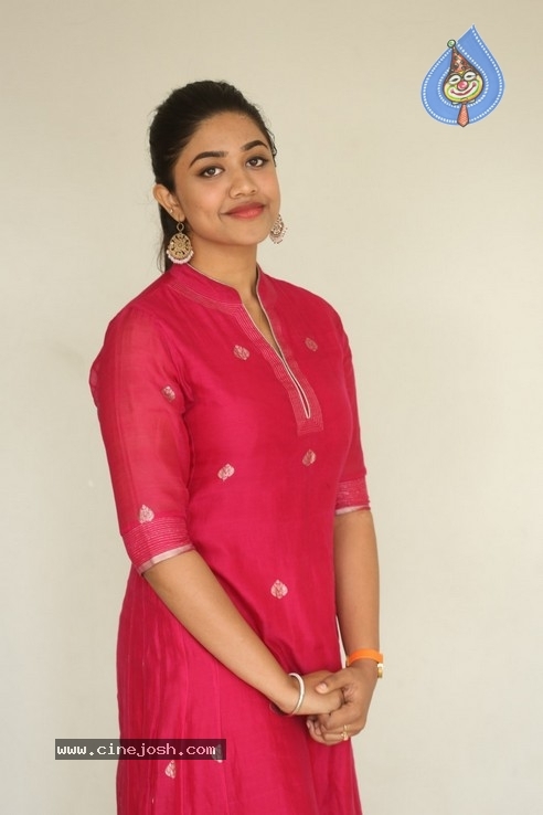 Malavika Satheesan Pics - 16 / 21 photos