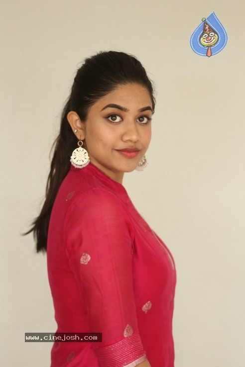 Malavika Satheesan Pics - 21 / 21 photos