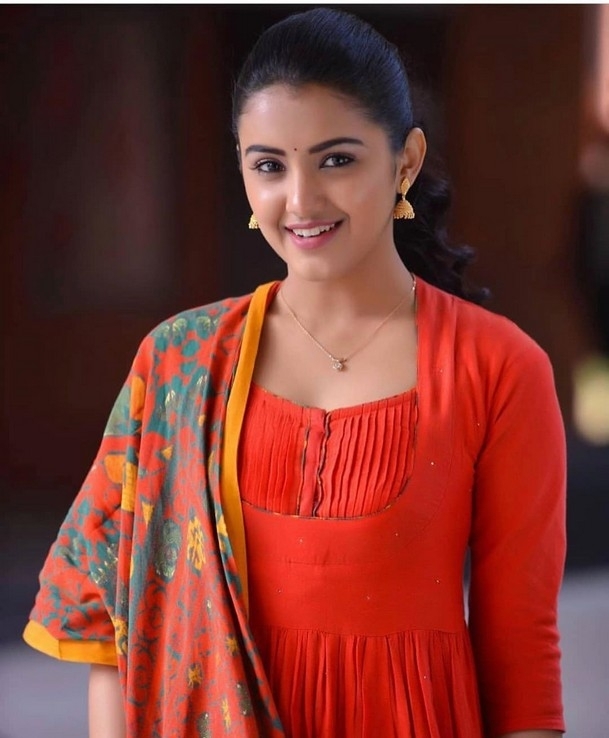 Malavika Sharma Stills - 4 / 12 photos