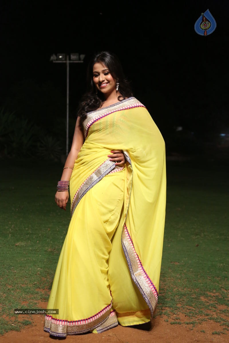 Manalee Stills - 1 / 48 photos