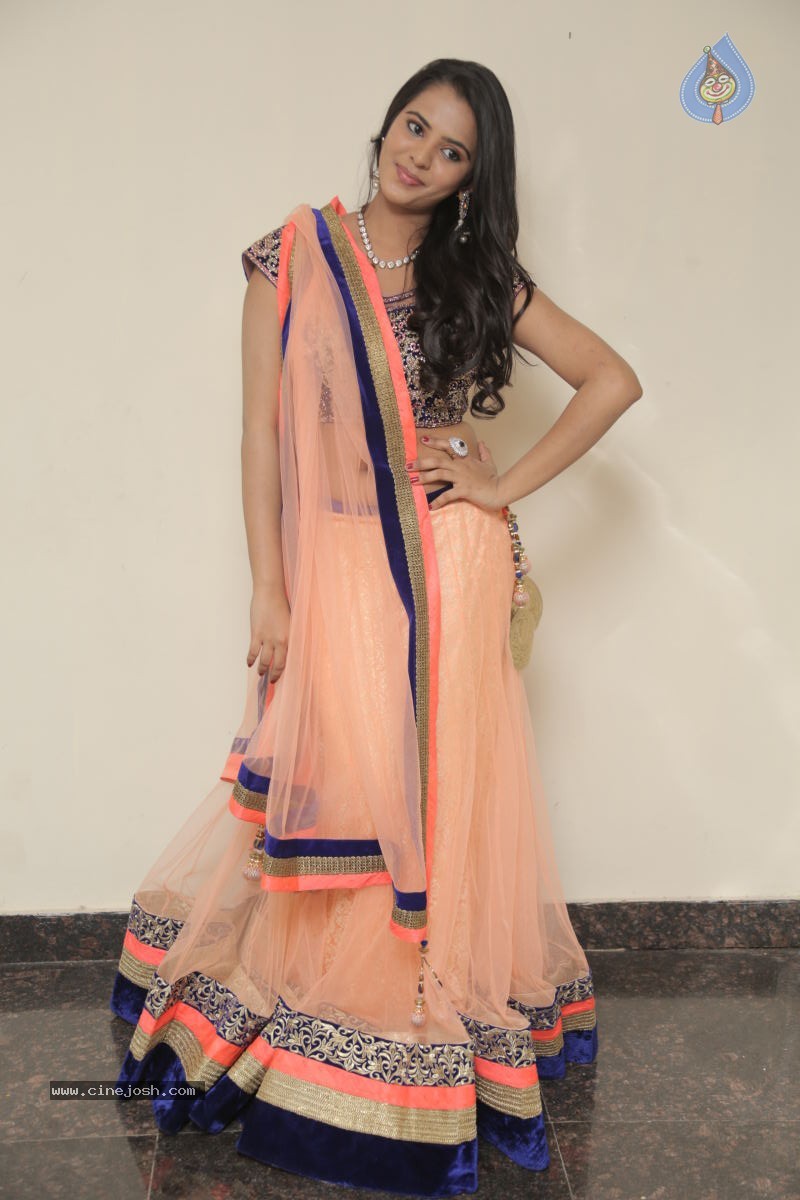 Manasa New Stills - 41 / 77 photos