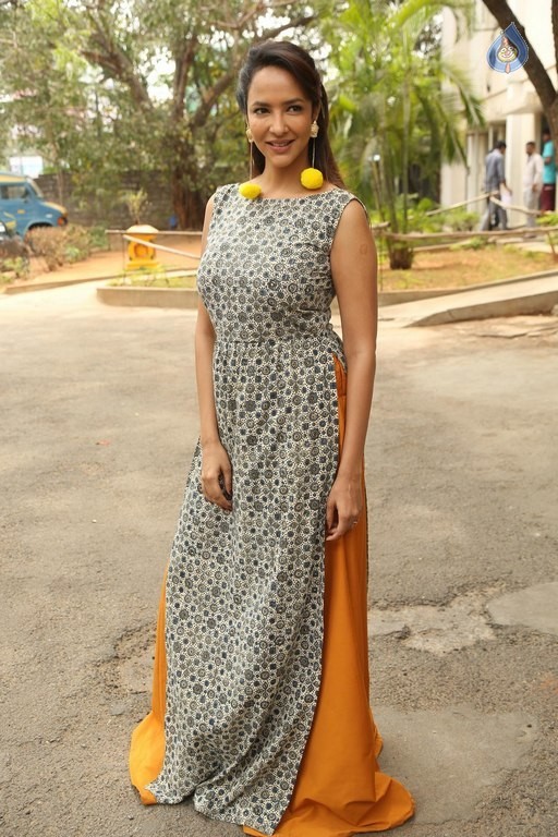 Manchu lakshmi Pics - 8 / 28 photos