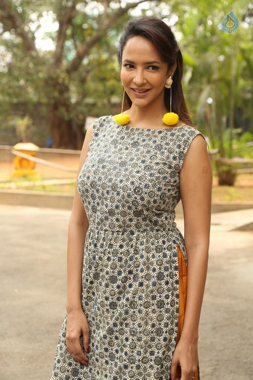 Manchu lakshmi Pics - 26 / 28 photos