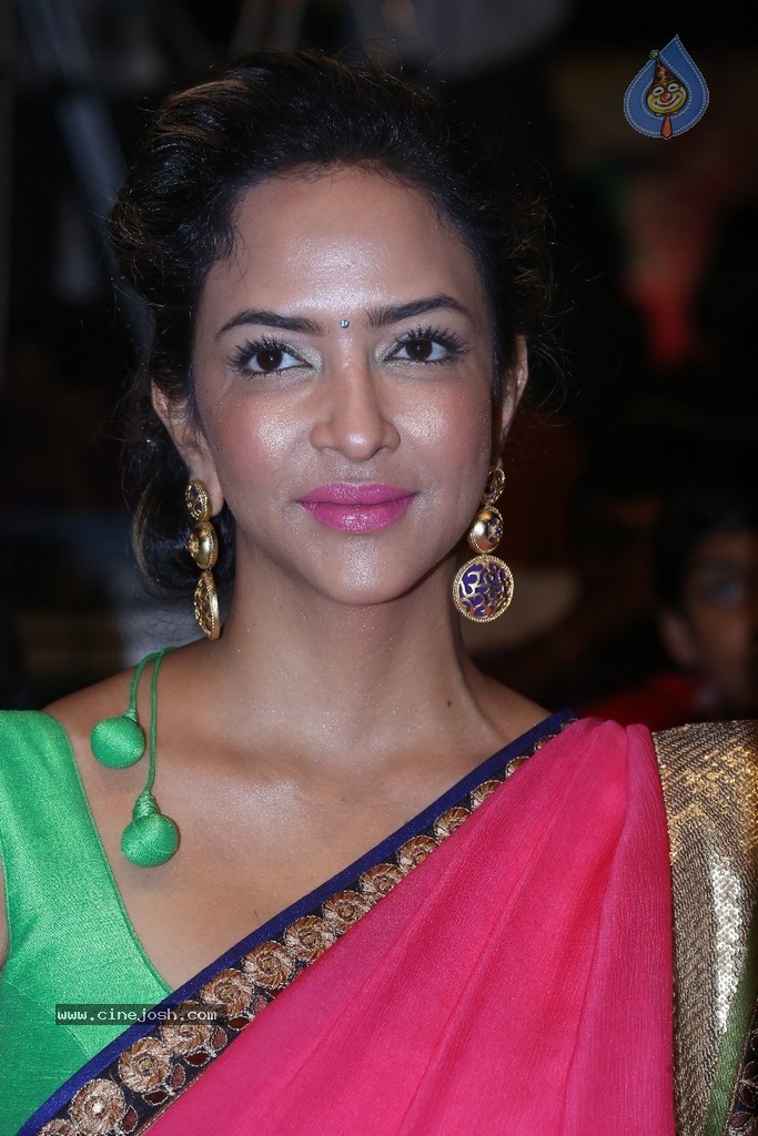 Manchu Lakshmi Pics - 20 / 32 photos