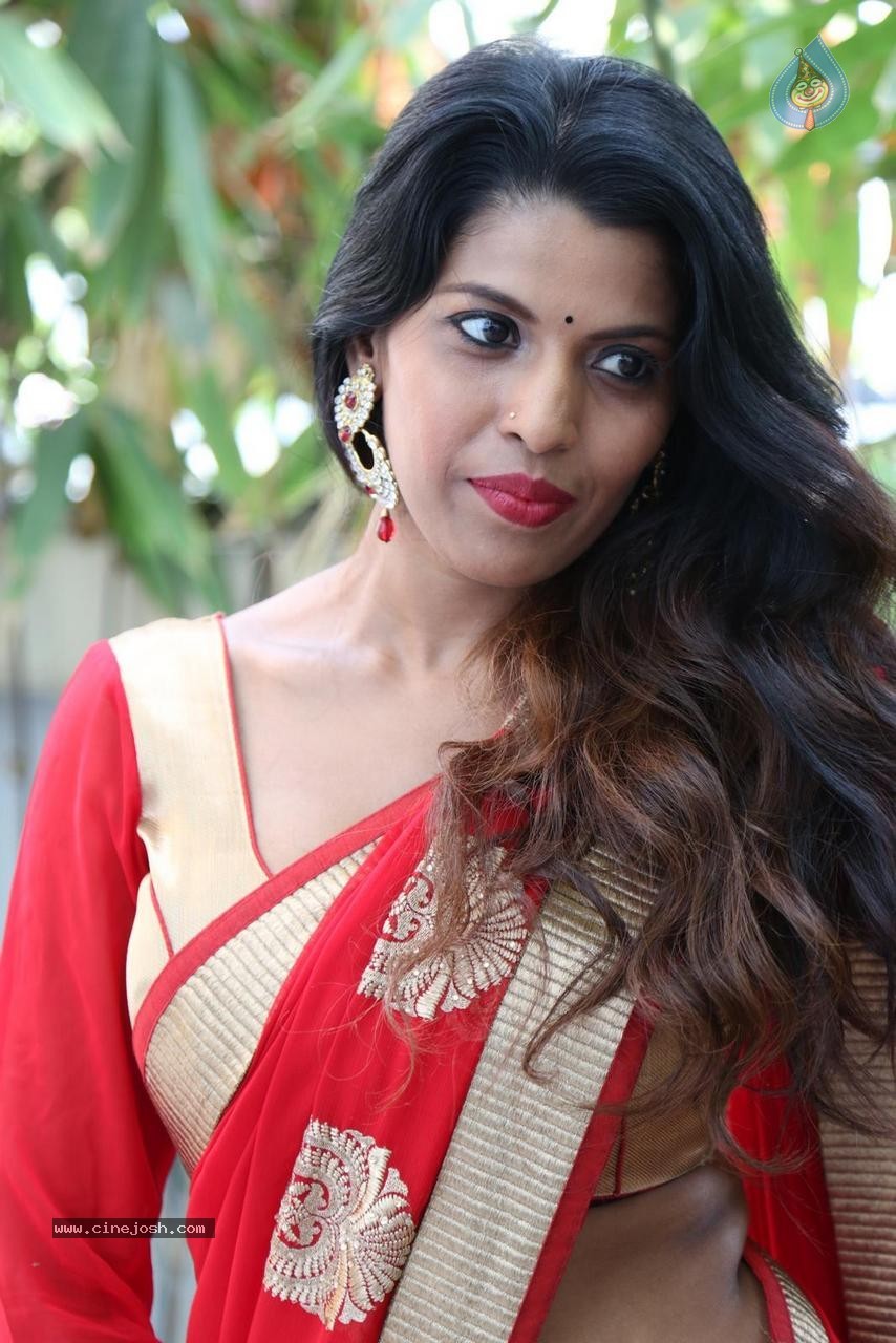 Manisha Pillai Stills - 33 / 45 photos