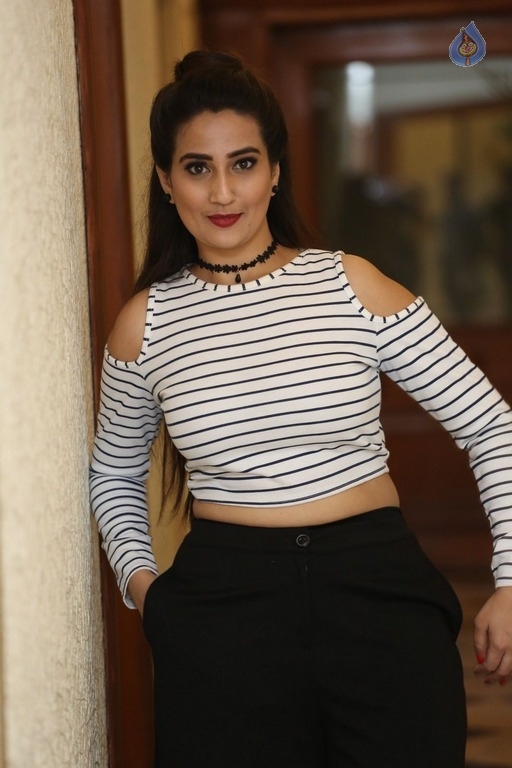 Manjusha New Pics - 27 / 42 photos