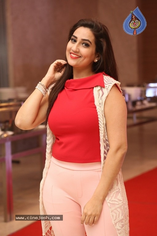 Manjusha New Stills - 19 / 38 photos