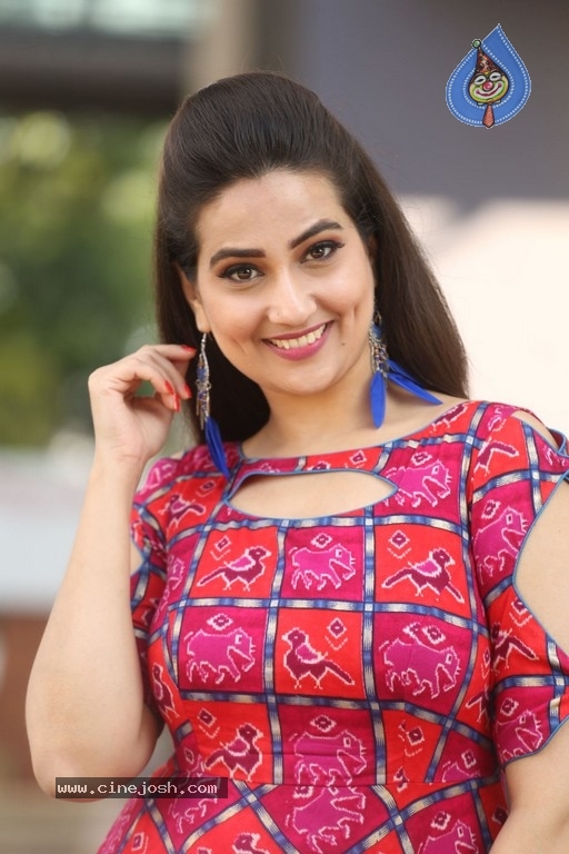 Manjusha New Stills - 8 / 21 photos