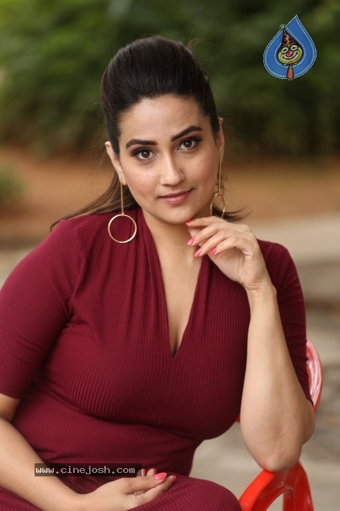 Manjusha Stills - 8 / 34 photos