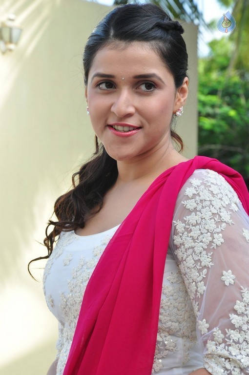 Mannara Chopra Gallery - 4 / 42 photos