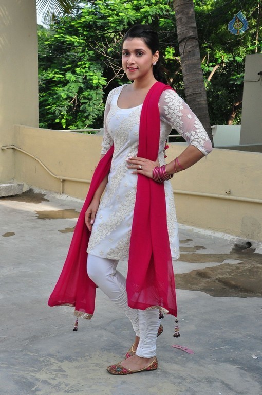 Mannara Chopra Gallery - 5 / 42 photos