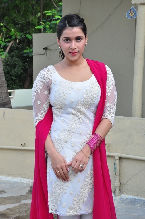 Mannara Chopra Gallery - 6 / 42 photos