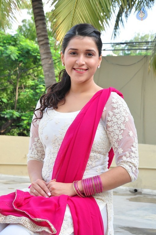 Mannara Chopra Gallery - 7 / 42 photos