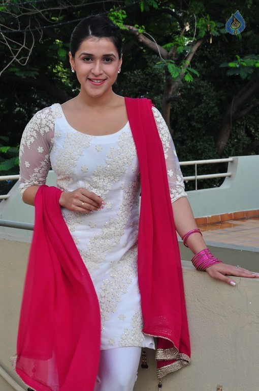 Mannara Chopra Gallery - 8 / 42 photos