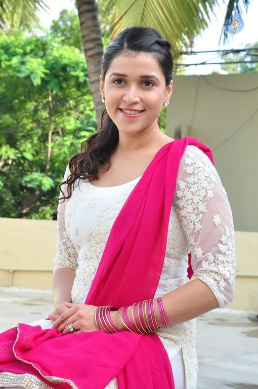 Mannara Chopra Gallery - 11 / 42 photos