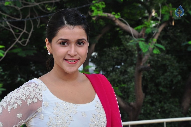 Mannara Chopra Gallery - 15 / 42 photos